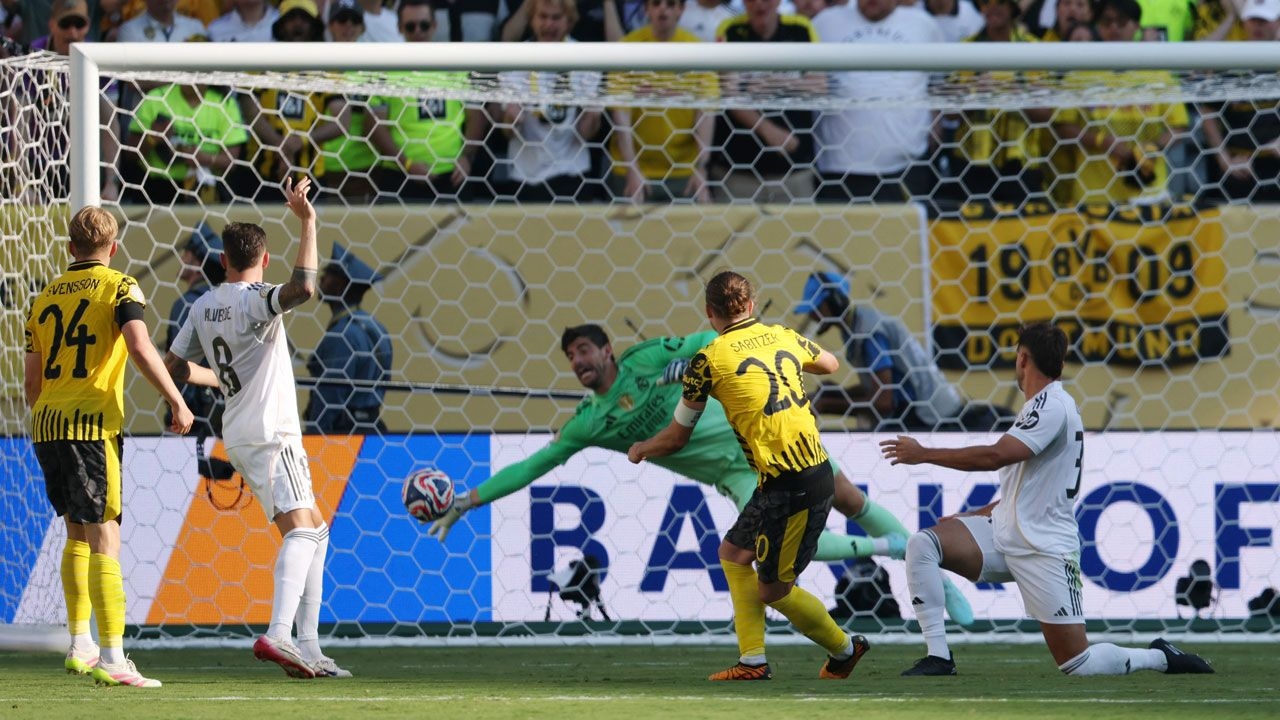 Real Madrid phá vỡ quy tắc, gia hạn hợp đồng với Courtois đến năm 2027